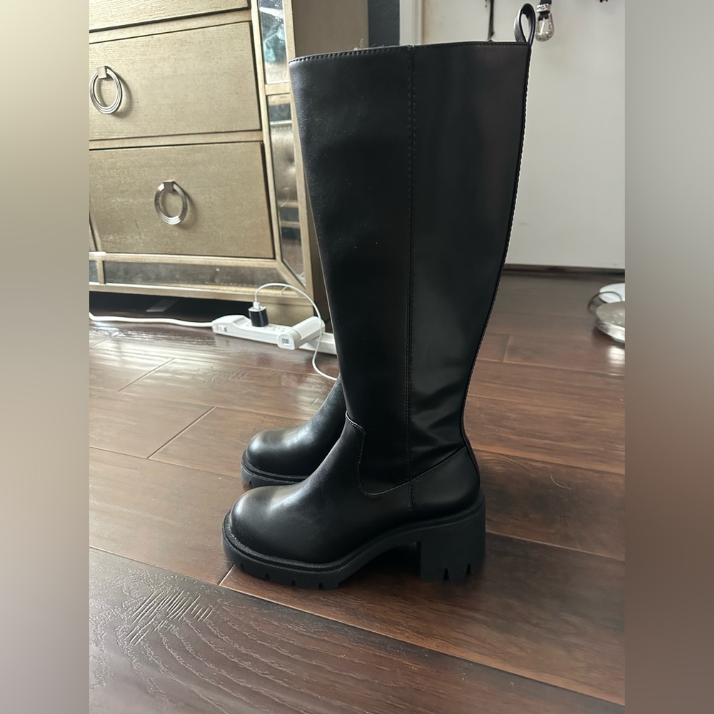 Zara Boots 👢 zip to close black Brand New with tags 🏷️